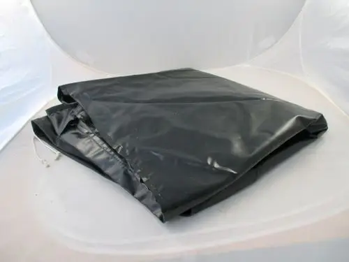 Schwarzer, faltbarer Deckel aus wasserabweisendem Material, teilweise aufgeschlagen, geeignet für Wolf SPU-2-4000. Leicht zu transportieren und zu lagern.